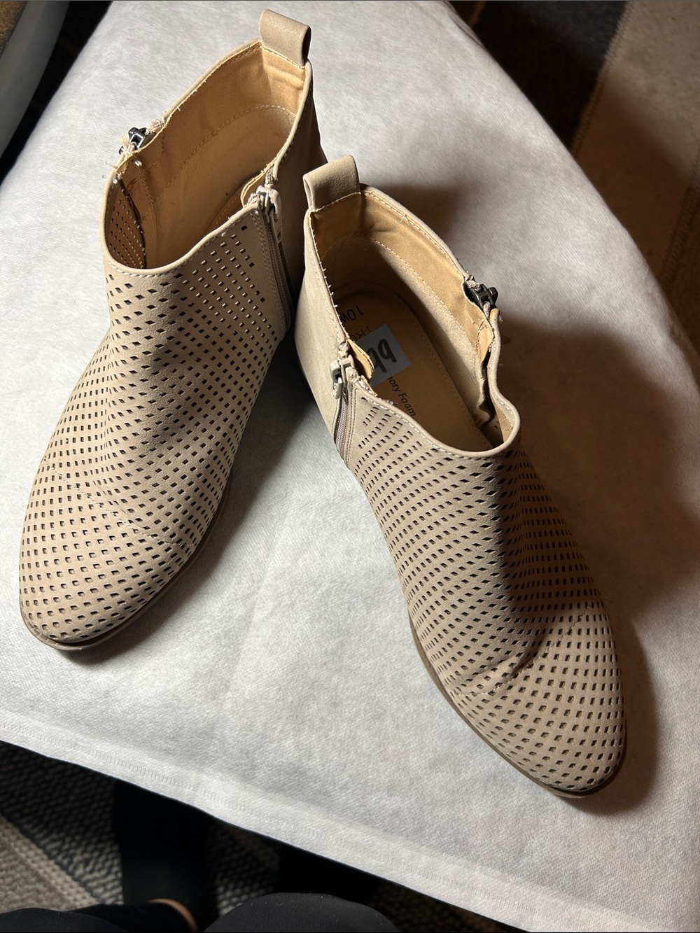 Time and Tru - Memory Foam Women’s Beige Ankle Booties. Size 10W